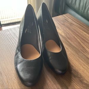 Aerosoles black leather pump. Comfort sole. Size 7.